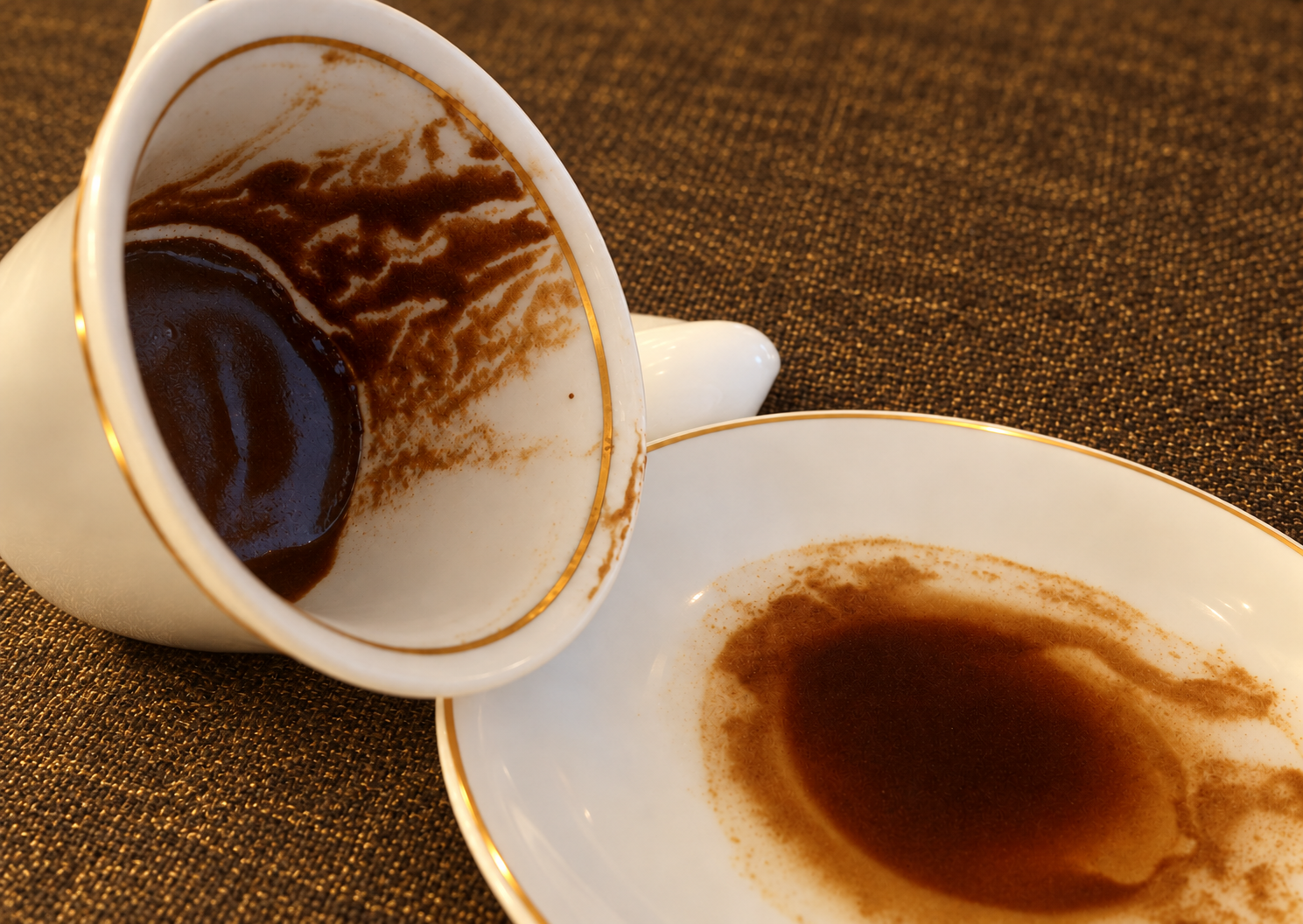 Kaffeesatzspuren in der weissen Tasse