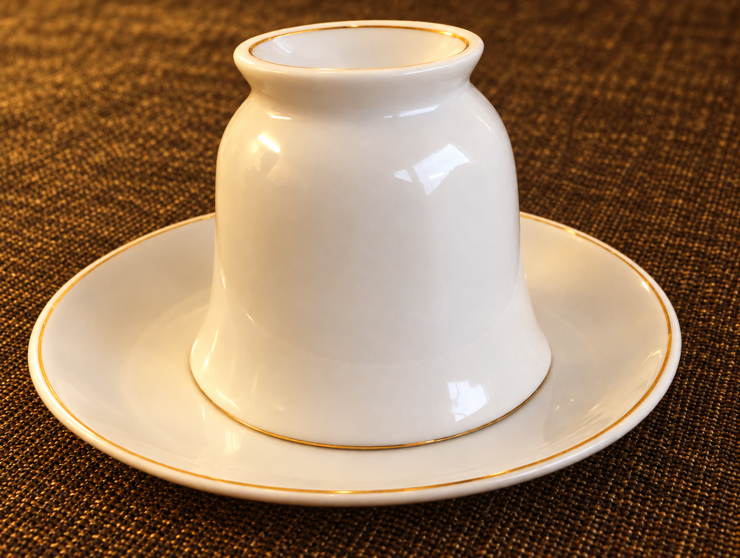 Umgedrehte Tasse auf ihrer Untertasse